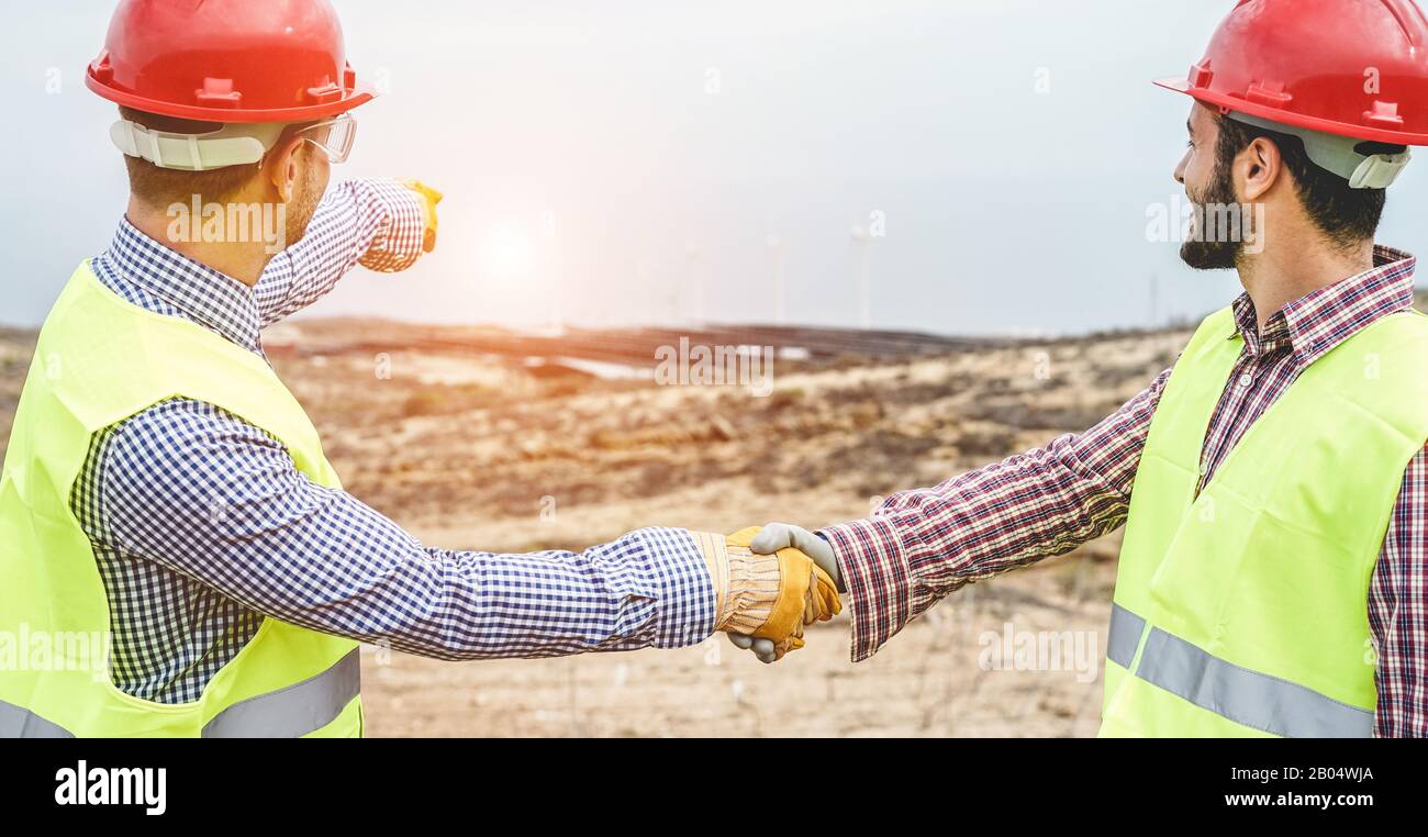 Les constructeurs de parcs éoliens et de sites de centrales photovoltaïques font un accord - Les travailleurs Heureux sont satisfaits de leur plan - Traiter, immobilier, ingénieur, dustri Banque D'Images