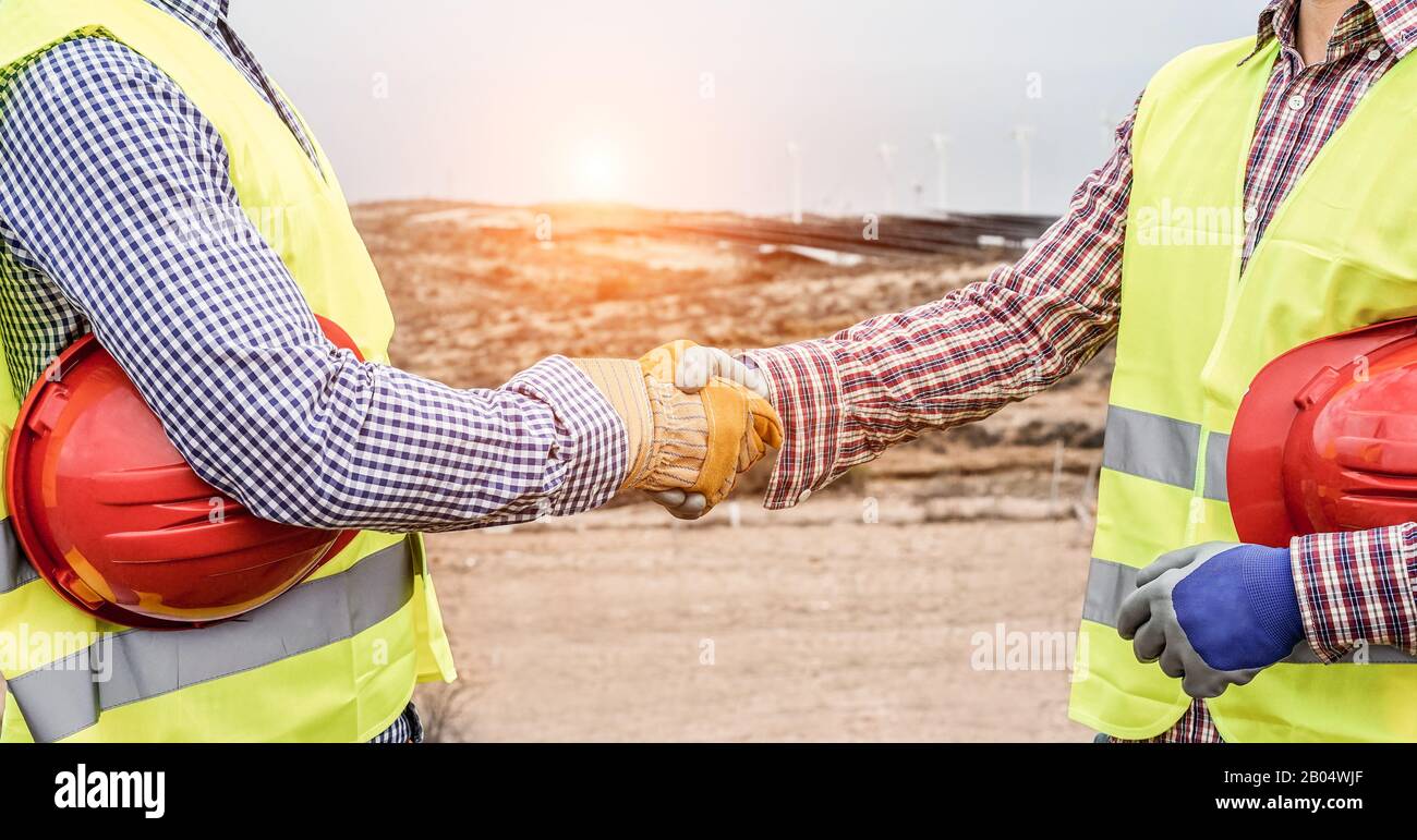 Les constructeurs de parcs éoliens et de sites de centrales photovoltaïques font un accord - Les travailleurs Heureux sont satisfaits de leur plan - Traiter, immobilier, ingénieur, dustri Banque D'Images