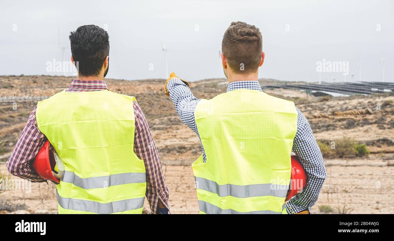 Les constructeurs qui pointent vers de nouvelles zones pour construire des parcs éoliens et des sites de centrales photovoltaïques - Des travailleurs Heureux planifiant de nouveaux projets - Traitement, immobilier, ingénieur, Banque D'Images