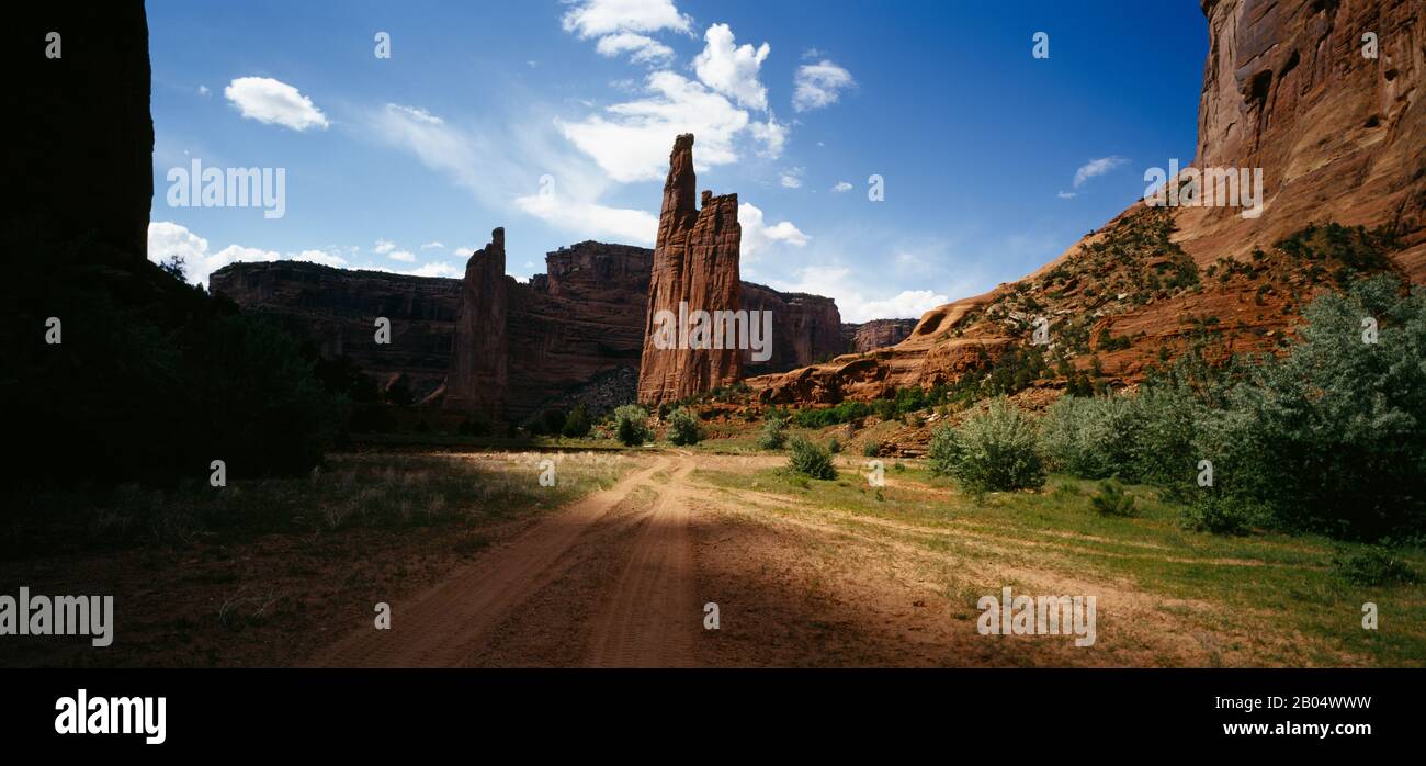 Formations rocheuses sur un paysage, Spider Rock, Canyon de Chelly, Arizona, États-Unis Banque D'Images