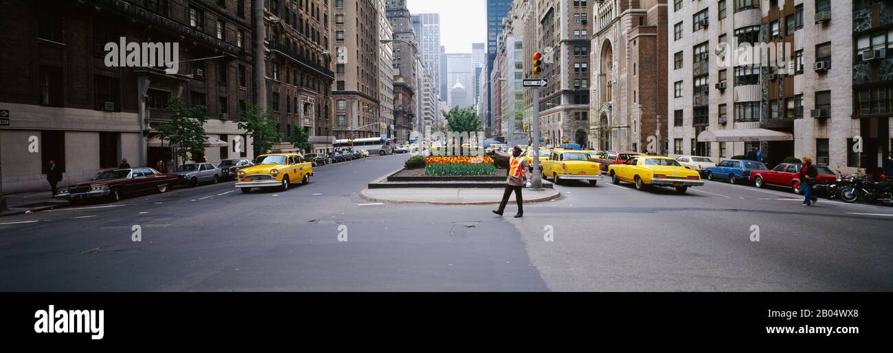 Trafic sur la route dans une ville, Park Avenue, Manhattan, New York City, New York State, États-Unis, (1977) Banque D'Images