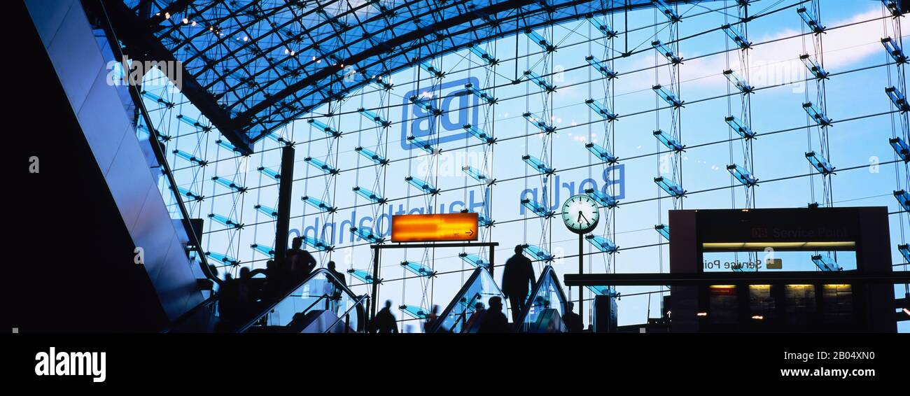 Groupe de personnes debout sur des escaliers mécaniques à une gare, gare centrale, Berlin, Allemagne Banque D'Images