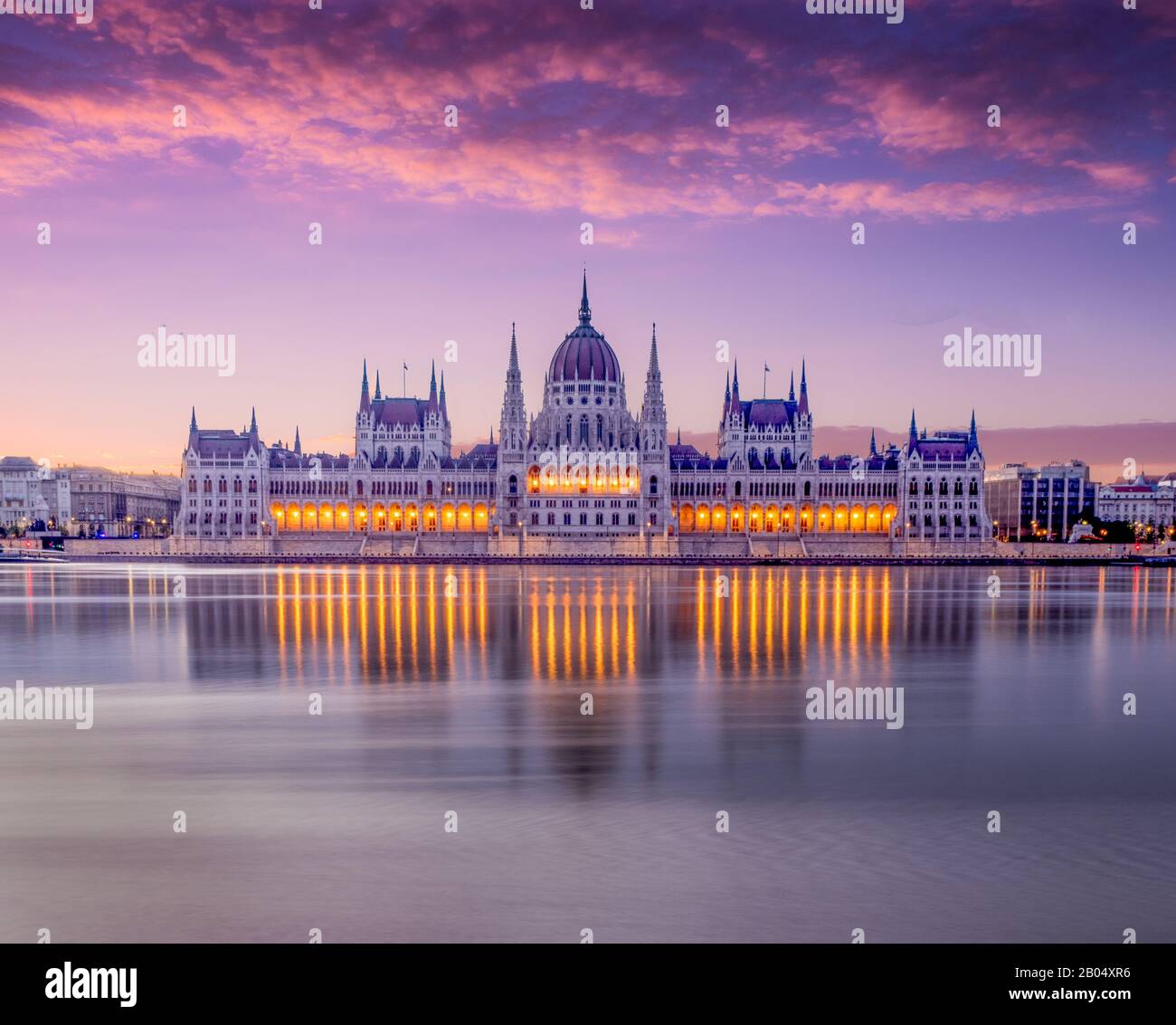 Bâtiment du parlement de Budapest de l'autre côté du Danube Banque D'Images