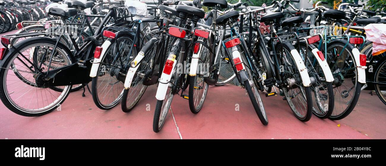 Vélos stationnés dans un parking, Amsterdam, Pays-Bas Banque D'Images