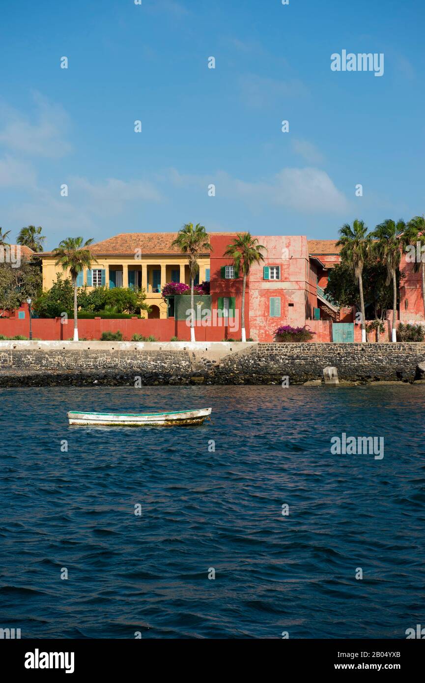 Vue sur le petit port de l'île Goree dans l'océan Atlantique à l'extérieur de Dakar au Sénégal, en Afrique de l'Ouest. Banque D'Images