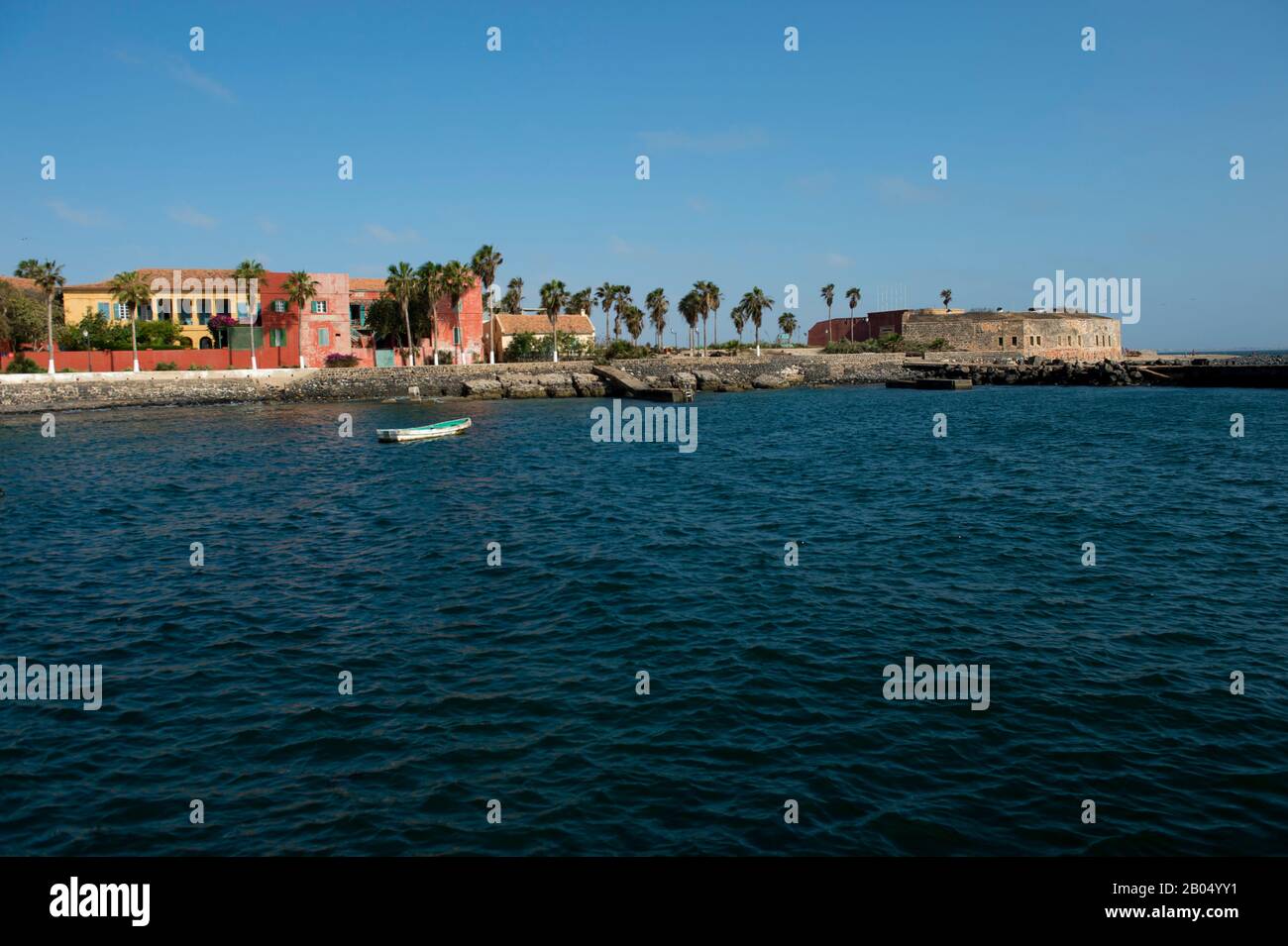 Vue sur le petit port de l'île Goree dans l'océan Atlantique à l'extérieur de Dakar au Sénégal, en Afrique de l'Ouest. Banque D'Images