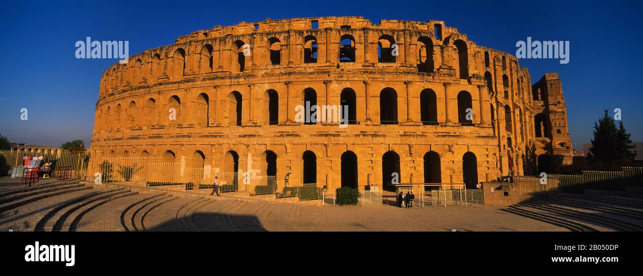 Façade d'un amphithéâtre, théâtre romain, El Djem, gouvernorat de Mahdia, Tunisie Banque D'Images