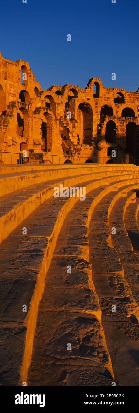 Vieilles ruines d'un amphithéâtre, théâtre romain, El Djem, gouvernorat de Mahdia, Tunisie Banque D'Images