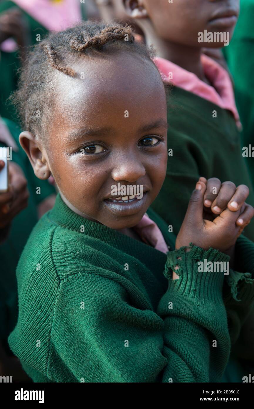 Portrait d'une fille scolaire dans une école pour les enfants de Masai en dehors du parc national d'Amboseli au Kenya. Banque D'Images