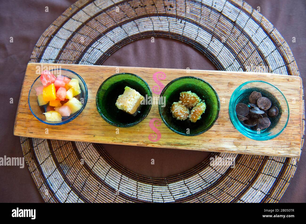 Plateau avec bonbons au restaurant Shanga River House à Arusha, en Tanzanie. Banque D'Images Plateau avec bonbons au restaurant Shanga River House à Arusha, en Tanzanie. Banque D'Images