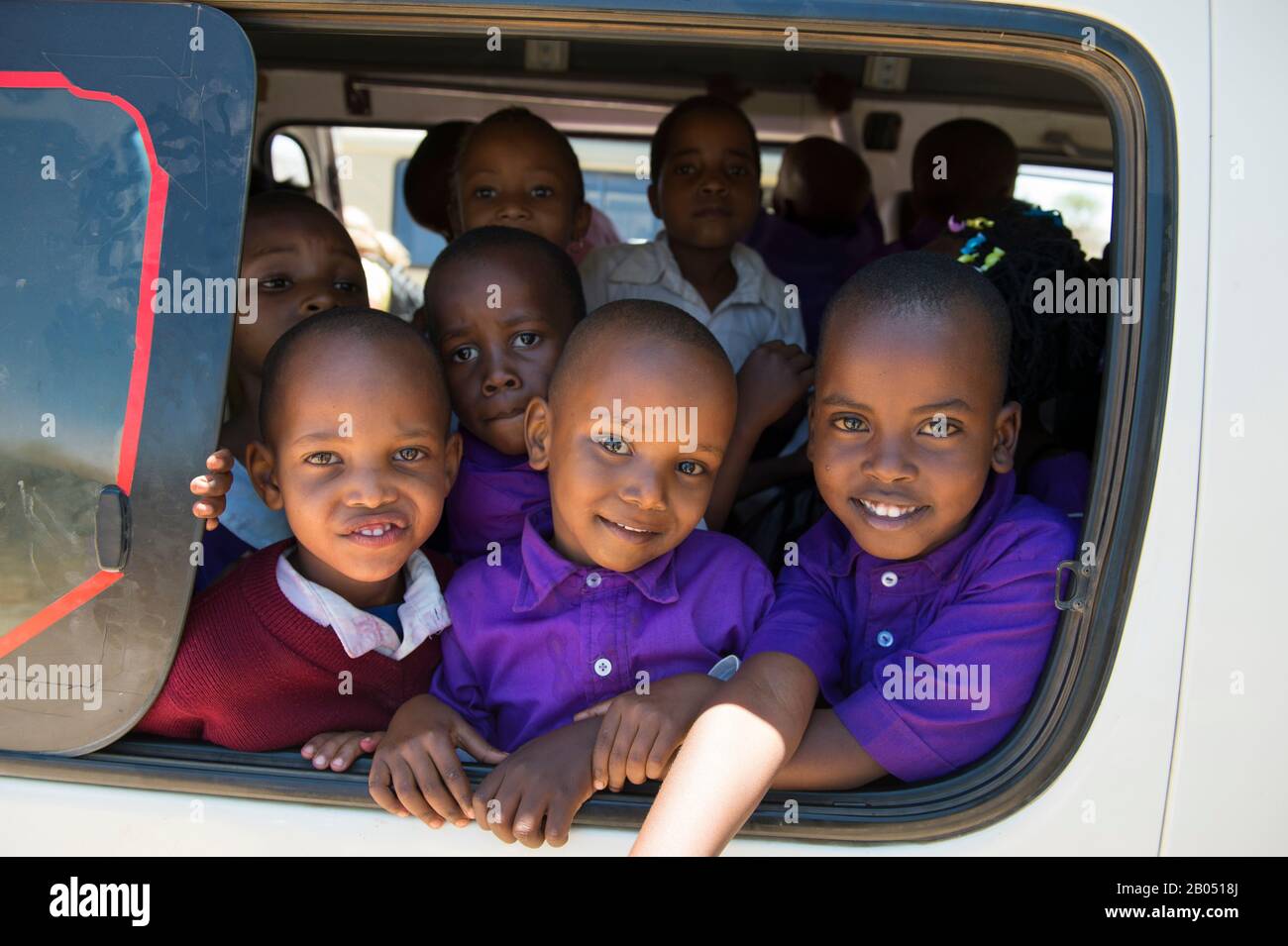 Enfants de l'école primaire visitant le parc national de Tarangire en Tanzanie, en Afrique de l'est. Banque D'Images