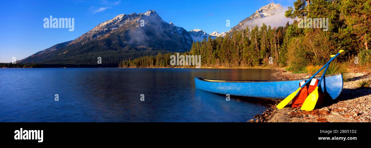 Canoë dans le lac devant les montagnes, Leigh Lake, Rockchuck Peak, Teton Range, Grand Teton National Park, Wyoming, États-Unis Banque D'Images