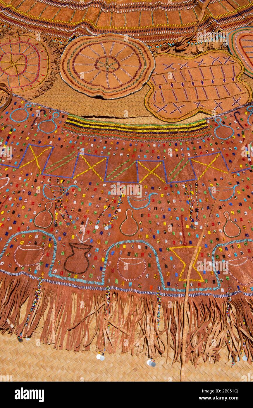 Détail d'une robe de mariage traditionnelle d'Irakw dans un village d'Irakw à Karatu en Tanzanie, en Afrique de l'est. Banque D'Images