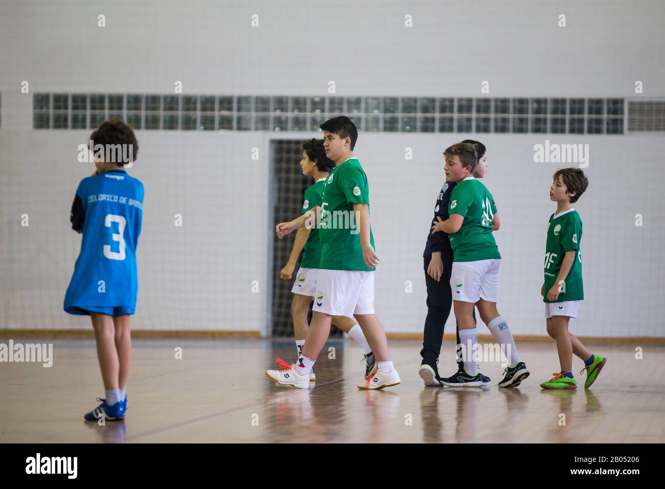 Viana do Castelo, Portugal - 15 février 2020: A.D. Afiquense joueur en action contre Becas B, jeu à compter du tournoi Minis. Banque D'Images