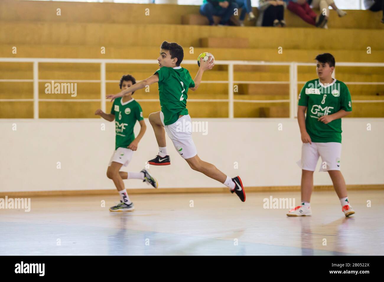 Viana do Castelo, Portugal - 15 février 2020: A.D. Afiquense joueur en action contre Becas B, jeu à compter du tournoi Minis. Banque D'Images