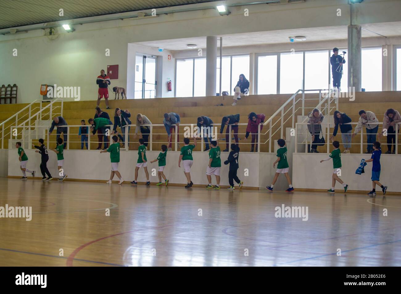 Viana do Castelo, Portugal - 15 février 2020: A.D. Afiquense joueur en action contre Becas B, jeu à compter du tournoi Minis. Banque D'Images