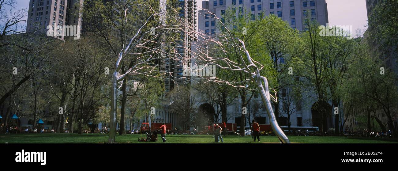 Sculptures d'arbres métalliques dans un parc, "Conjointes" par Roxy Paine, exposées pendant un an (mai 2007-février 2008), Madison Square Park, New York City, New York State, États-Unis Banque D'Images