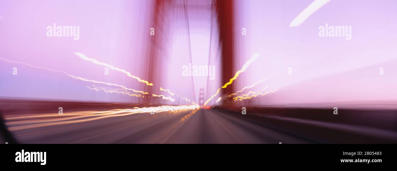 Trafic sur un pont suspendu, Golden Gate Bridge, San Francisco, Californie, États-Unis Banque D'Images