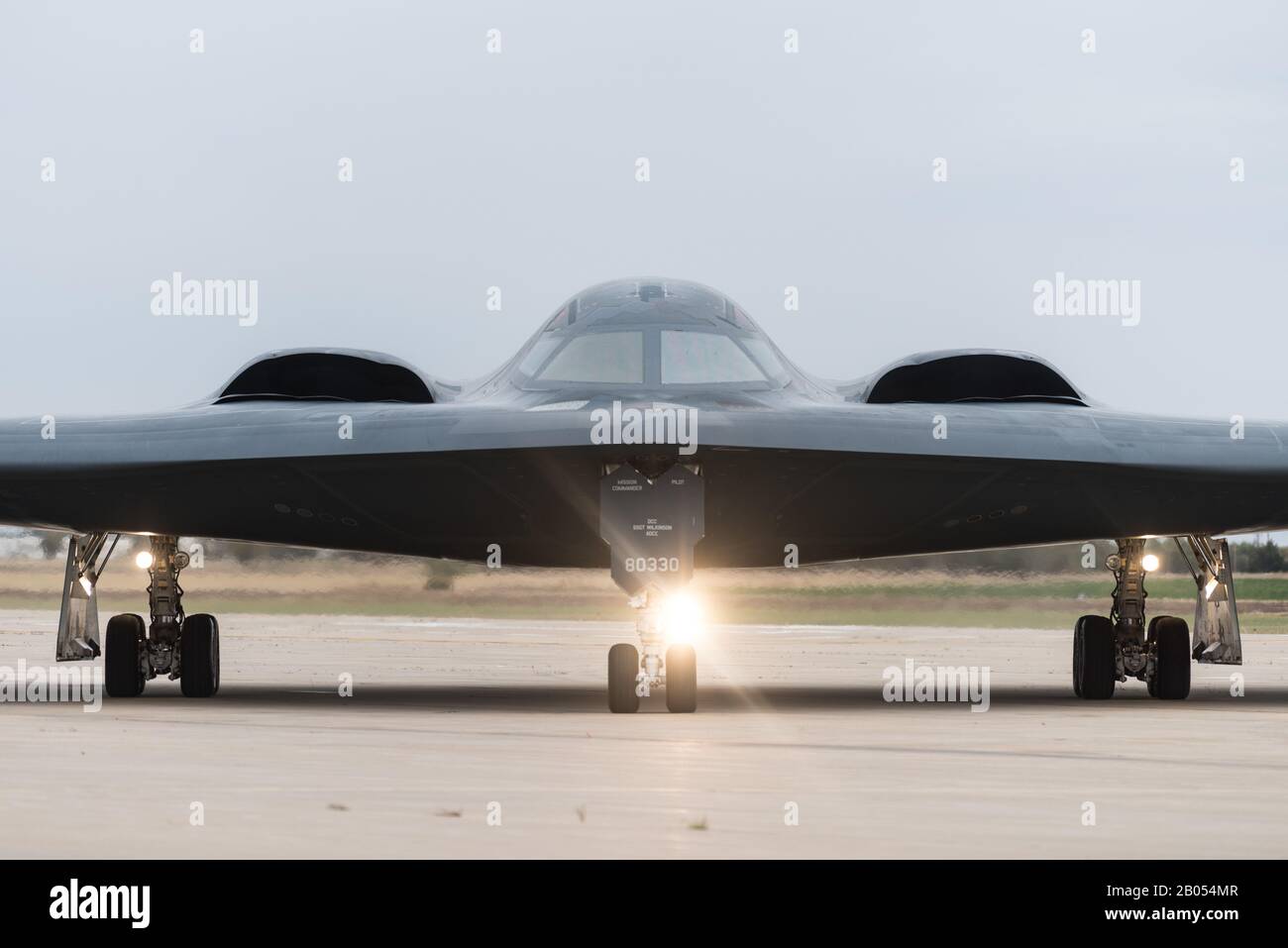 Un bombardier stratégique furtif B-2 Spirit de l'armée de l'air américaine avec les taxis de la 509ème Escadre Bomb sur la ligne de vol de la base aérienne de Whiteman 24 octobre 2019 à St Louis, Missouri. Banque D'Images
