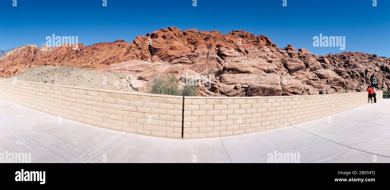 Touristes se tenant à un point d'observation, Red Rock Canyon National conservation Area, Clark County, Nevada, États-Unis Banque D'Images