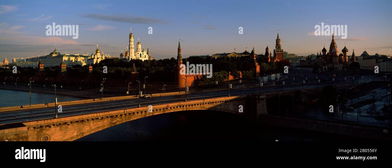 Pont traversant une rivière, Kremlin, Moskva River, Moscou, Russie Banque D'Images