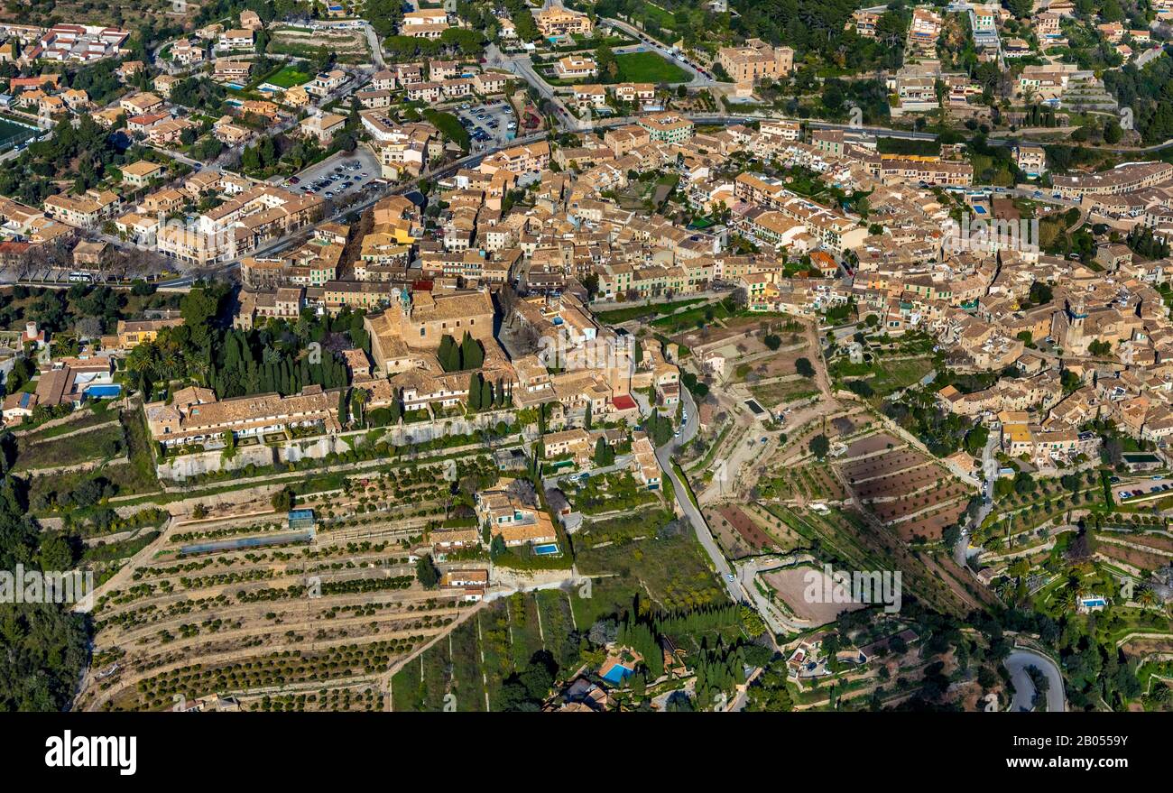 Vue aérienne, vue sur le village, vieille ville, Valldemossa, Majorque, Iles Baléares, Espagne, Europe, Església de Sant Bartomeu, Espana, Frederic Chopin et Ge Banque D'Images