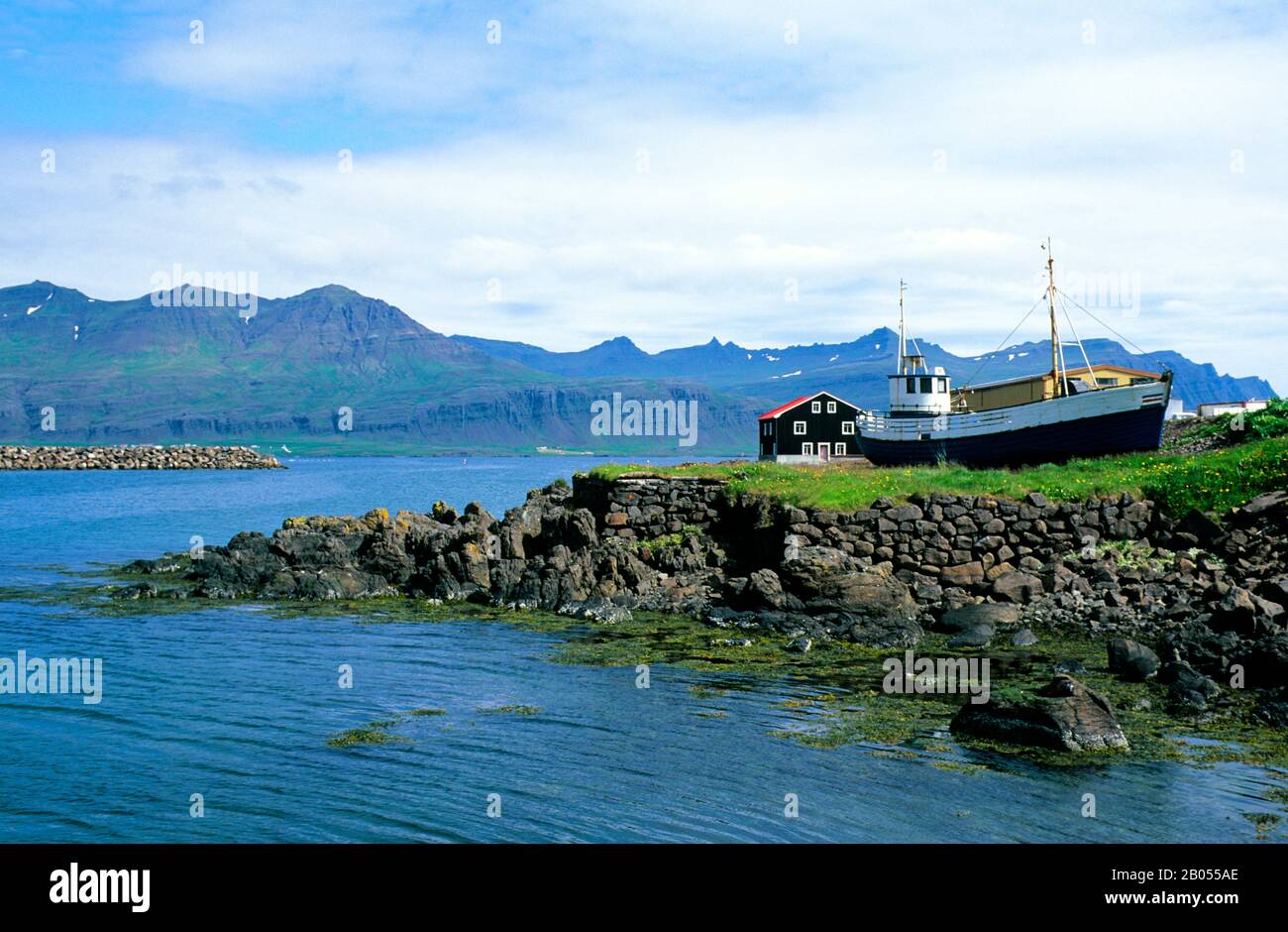 ISLANDE, CÔTE EST, VILLAGE DE PÊCHEURS DJUPEAVOGUR, BATEAU DE PÊCHE Banque D'Images