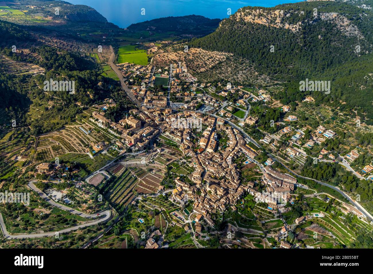 Vue aérienne, montagnes et paysage urbain, Valldemossa, Majorque, Iles Baléares, Espagne, Europe, Església de Sant Bartomeu, Espana, Frederic Chopin et G Banque D'Images