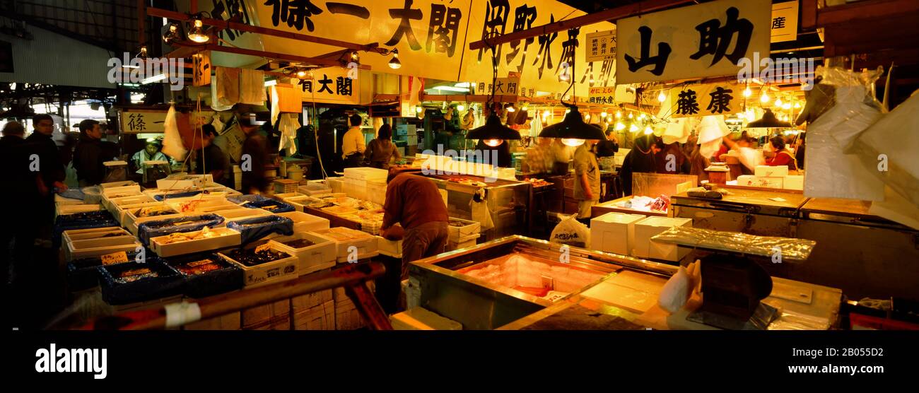 Les habitants d'un marché aux poissons, le marché aux poissons Tsukiji, Tsukiji, la préfecture de Tokyo, la région de Kanto, Honshu, Japon Banque D'Images