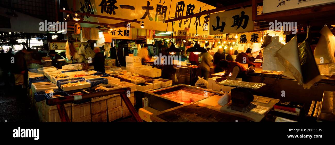 Les habitants d'un marché aux poissons, le marché aux poissons Tsukiji, Tsukiji, la préfecture de Tokyo, la région de Kanto, Honshu, Japon Banque D'Images