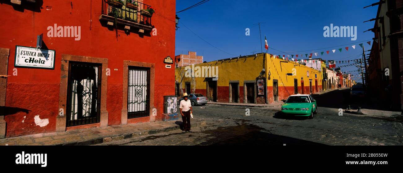 Voiture Sur Route, San Miguel De Allende, Guanajuato, Mexique Banque D'Images