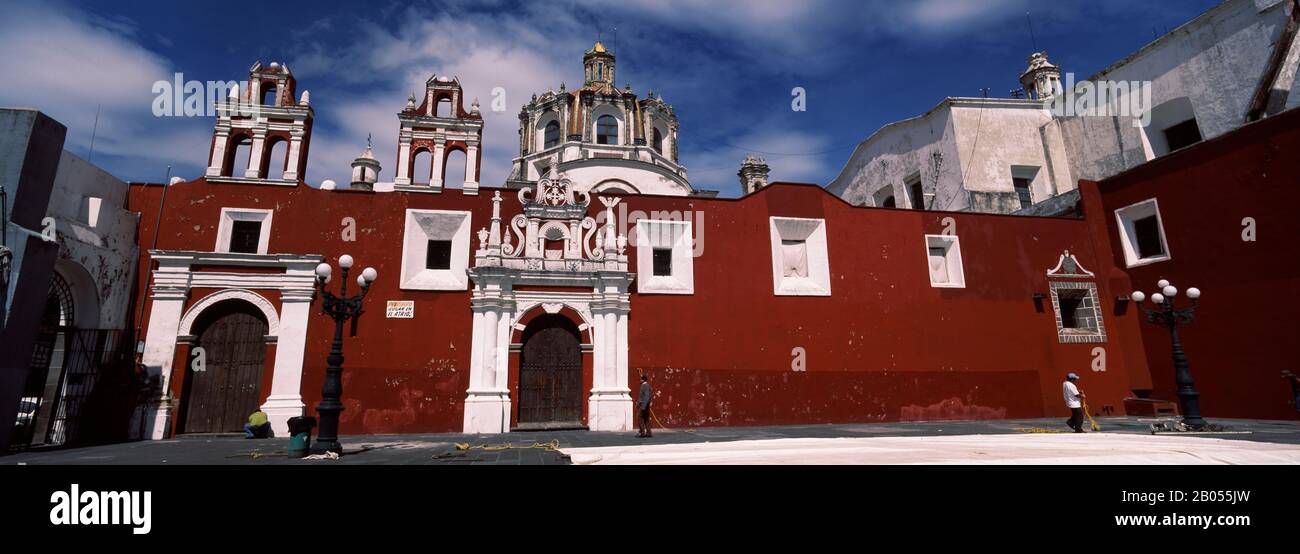 Vue à bas angle d'une église, Eglise Santo Domingo, Puebla, Etat Puebla, Mexique Banque D'Images