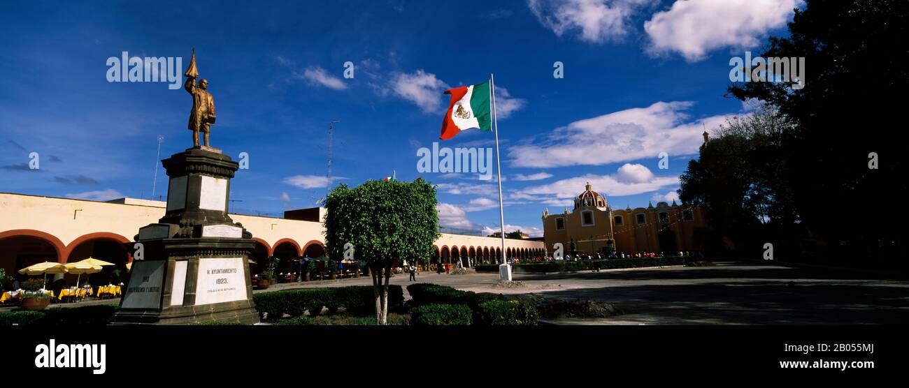 Drapeau mexicain dans une cour, Cholula, Puebla State, Mexique Banque D'Images