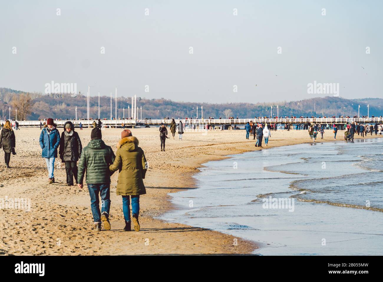 Les gens marchent sur la plage de sable en hiver. Des vacances d'hiver parfaites. Les gens se détenent en saison froide sur la côte. Gdansk, Pologne 9 Février 2020. Marche Banque D'Images