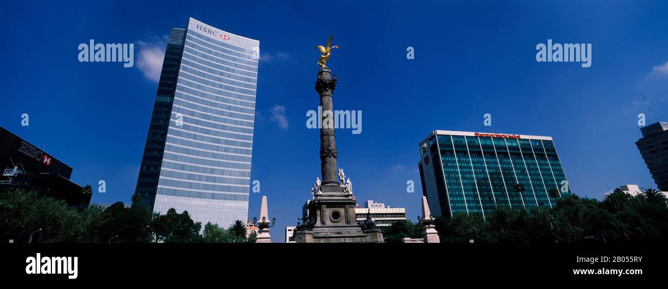 Vue à bas angle d'un monument, Monument de l'indépendance, Paseo de la Reforma, Mexico, Mexique Banque D'Images
