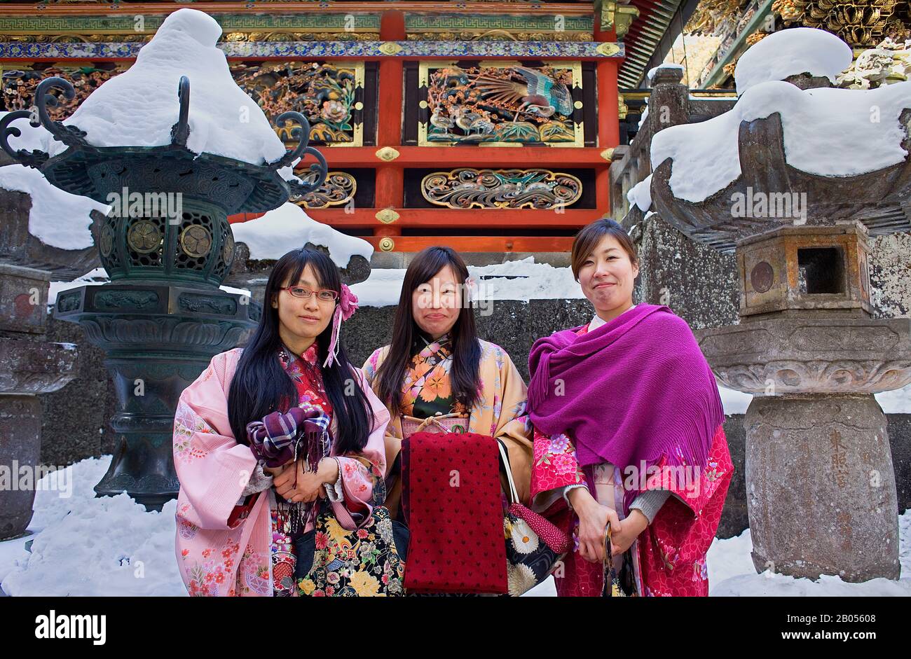 Femmes, costume, typique, Amis, traditionnel, robe, temple Toshogu, Nikko, Japon Banque D'Images