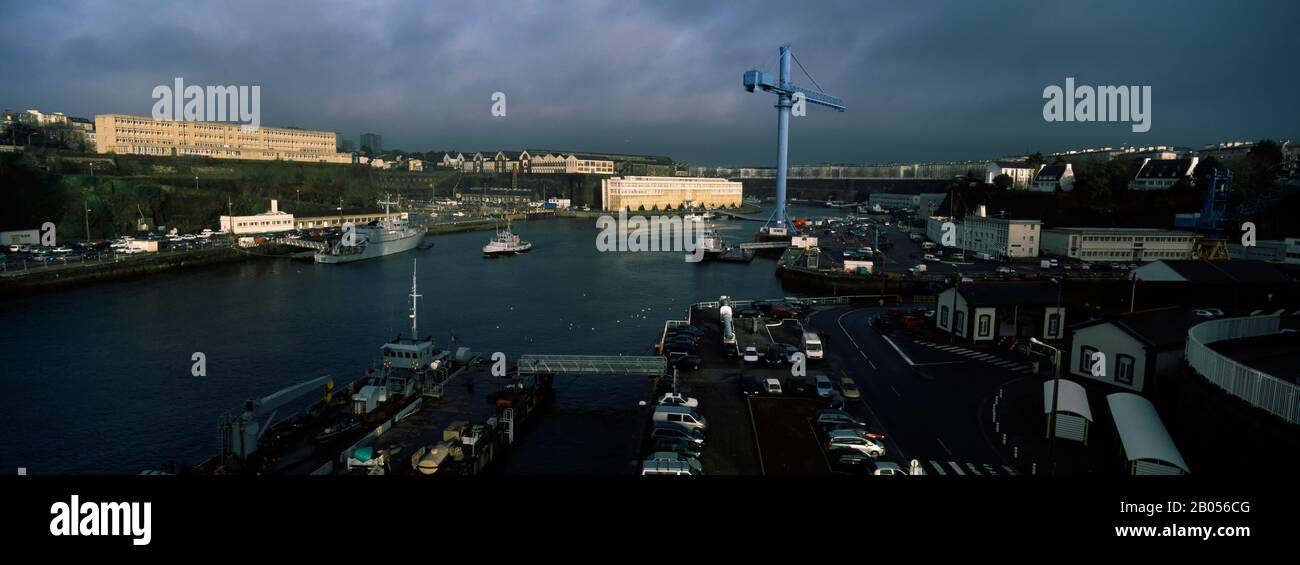 Vue panoramique sur les bateaux amarrés à un port, Brest, Brest Voblast, Finistère, Bretagne, France Banque D'Images