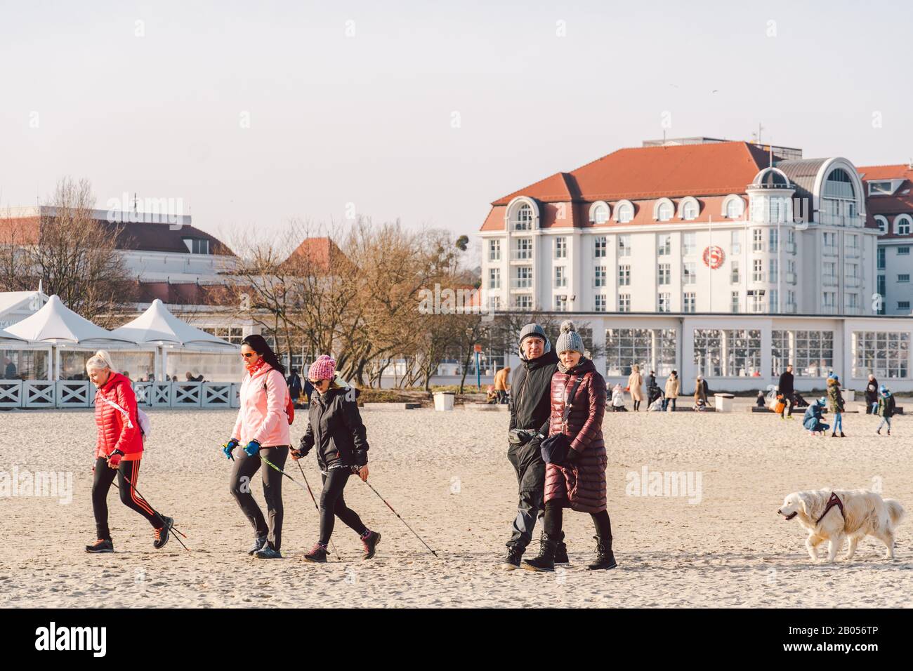 Pologne, Sopot, 9 Février 2020. Les gens font du jogging sur la plage. Marche nordique. Saison d'hiver en bord de mer. Promenade D'Hiver Sur La Plage. Les gens se refroidissent par temps froid Banque D'Images