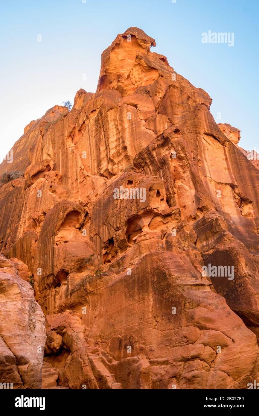 Gorge naturelle à couper le souffle appelée Al-Siq, sculptée dans les falaises rouges par le flux d'eau, le complexe de la ville antique de Petra et l'attraction touristique, Royaume hachémite de Jordanie. Jour d'hiver ensoleillé, ciel sans nuages Banque D'Images