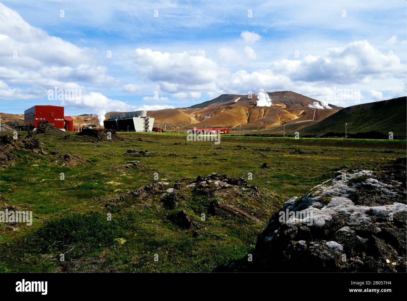 ISLANDE, RÉGION DU LAC MYVATN, RÉGION VOLCANIQUE DE NAMASKARD, CENTRALE GÉOTHERMIQUE KRAFLA, MAISON DU GÉNÉRATEUR Banque D'Images