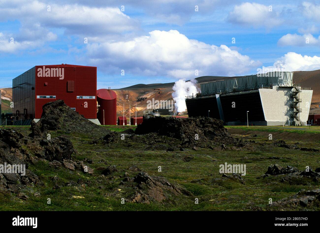 ISLANDE, RÉGION DU LAC MYVATN, RÉGION VOLCANIQUE DE NAMASKARD, CENTRALE GÉOTHERMIQUE KRAFLA, MAISON DU GÉNÉRATEUR Banque D'Images