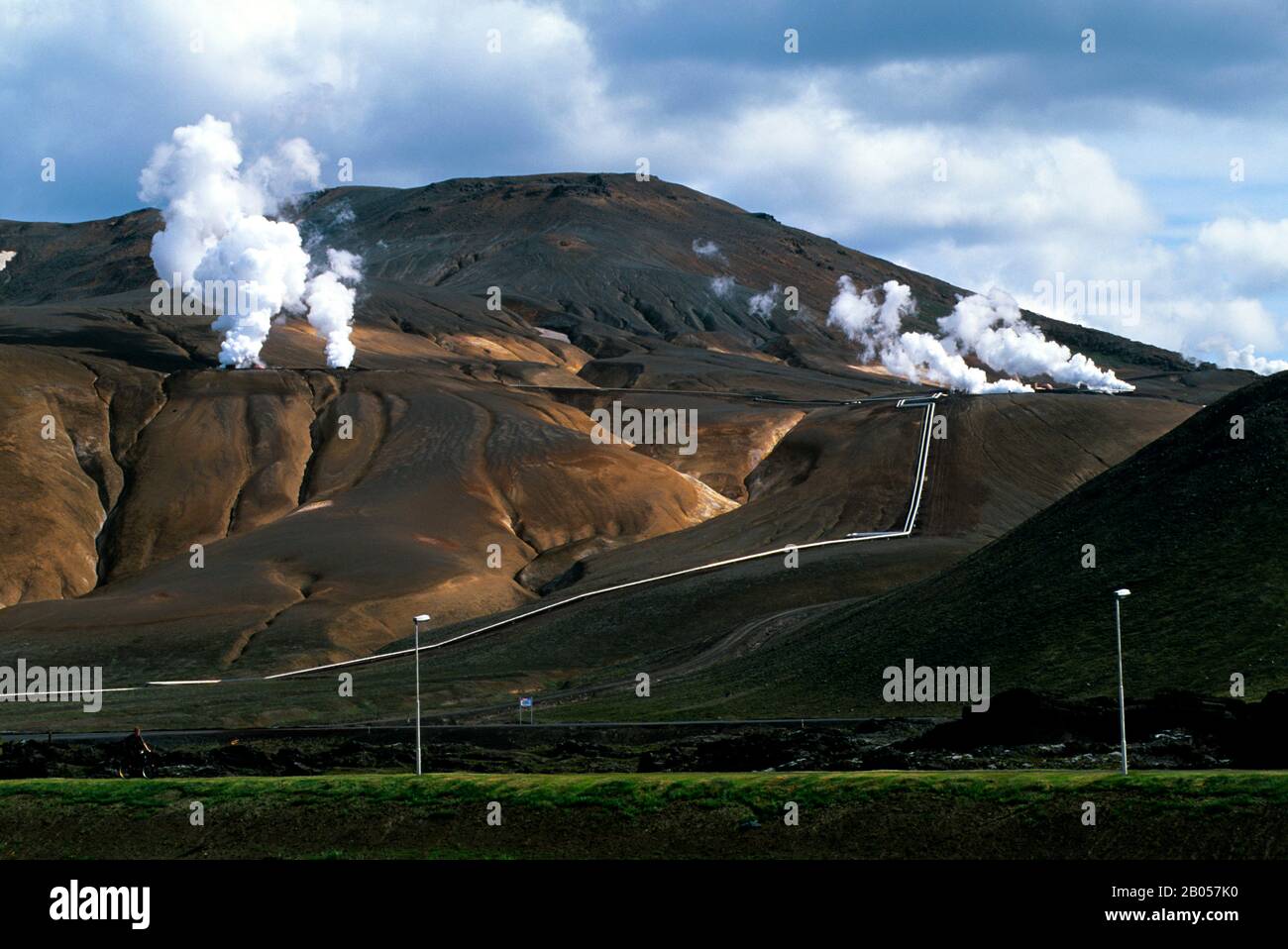 ISLANDE, RÉGION DU LAC MYVATN, RÉGION VOLCANIQUE DE NAMASKARD, CENTRALE GÉOTHERMIQUE KRAFLA, TUYAUX DE VAPEUR Banque D'Images