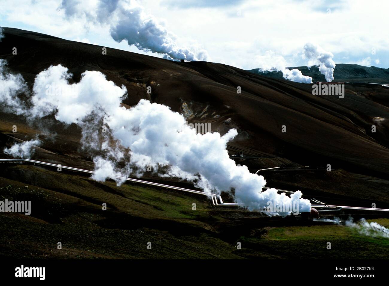 ISLANDE, RÉGION DU LAC MYVATN, RÉGION VOLCANIQUE DE NAMASKARD, CENTRALE GÉOTHERMIQUE KRAFLA, TUYAUX DE VAPEUR Banque D'Images
