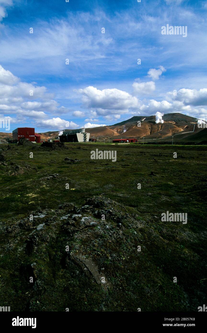 ISLANDE, RÉGION DU LAC MYVATN, RÉGION VOLCANIQUE DE NAMASKARD, CENTRALE GÉOTHERMIQUE KRAFLA, MAISON DU GÉNÉRATEUR Banque D'Images