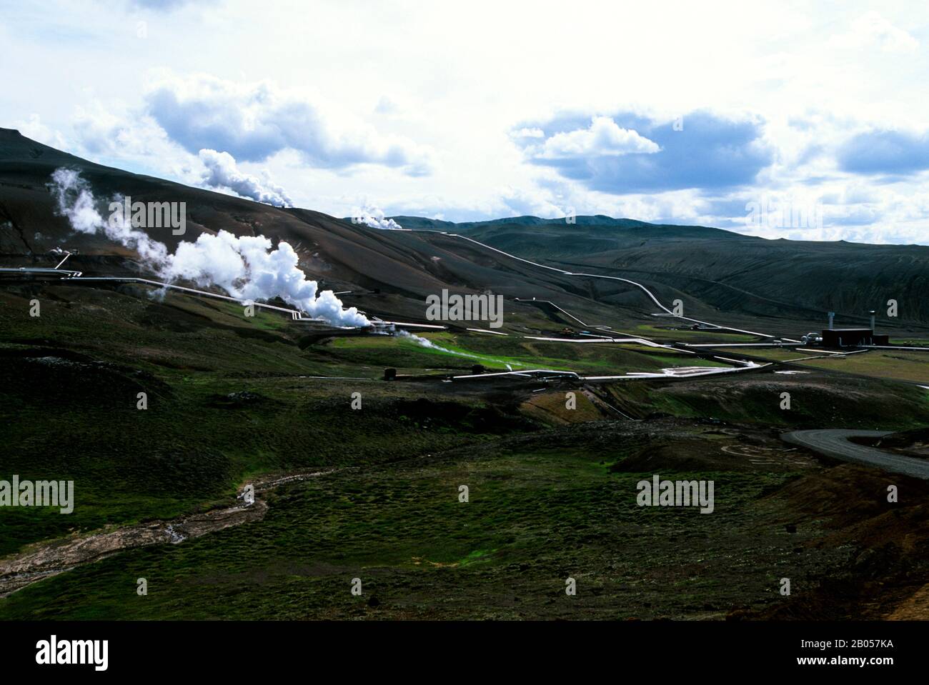 ISLANDE, RÉGION DU LAC MYVATN, RÉGION VOLCANIQUE DE NAMASKARD, CENTRALE GÉOTHERMIQUE KRAFLA, TUYAUX DE VAPEUR Banque D'Images