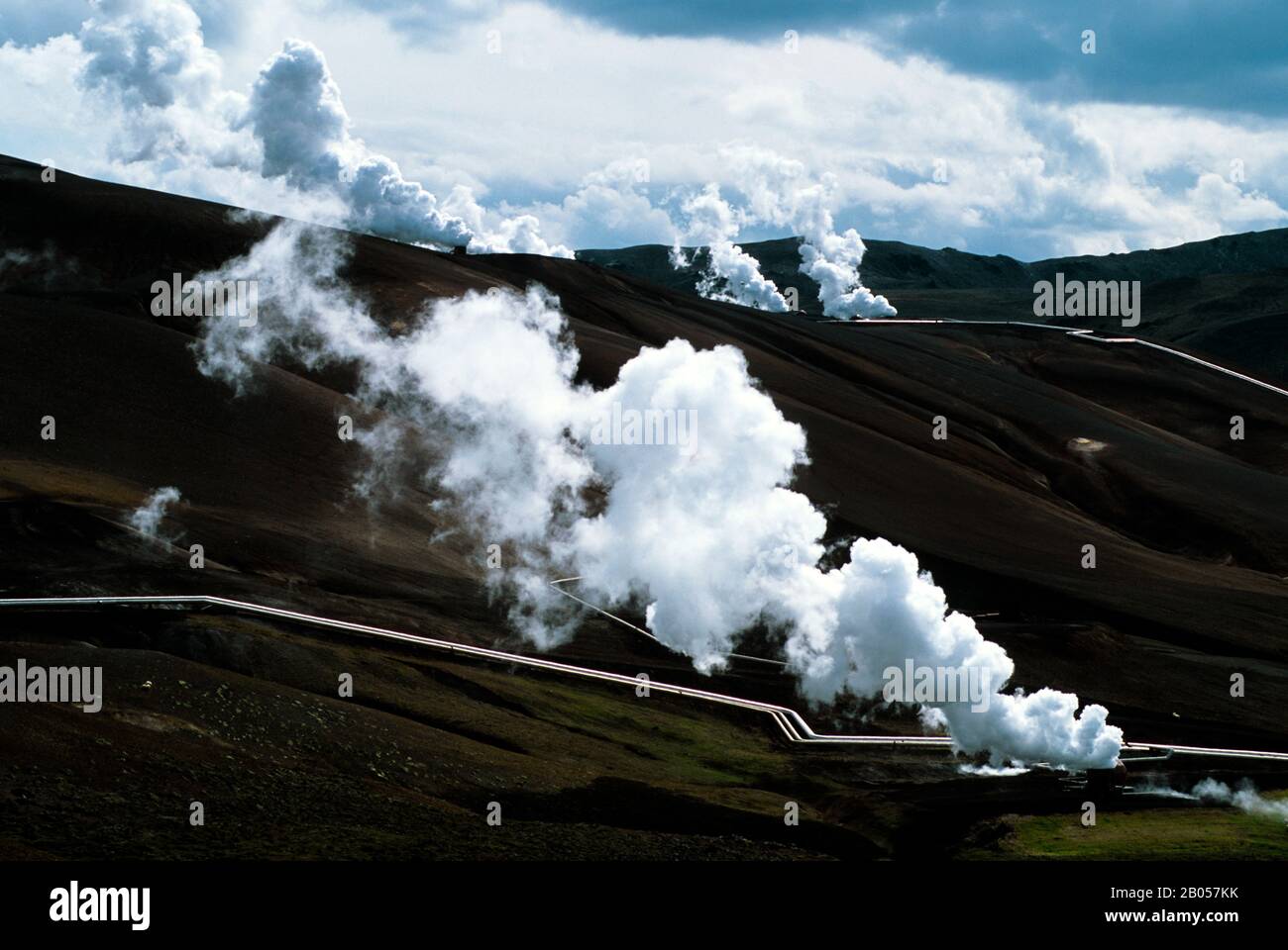 ISLANDE, RÉGION DU LAC MYVATN, RÉGION VOLCANIQUE DE NAMASKARD, CENTRALE GÉOTHERMIQUE KRAFLA, TUYAUX DE VAPEUR Banque D'Images