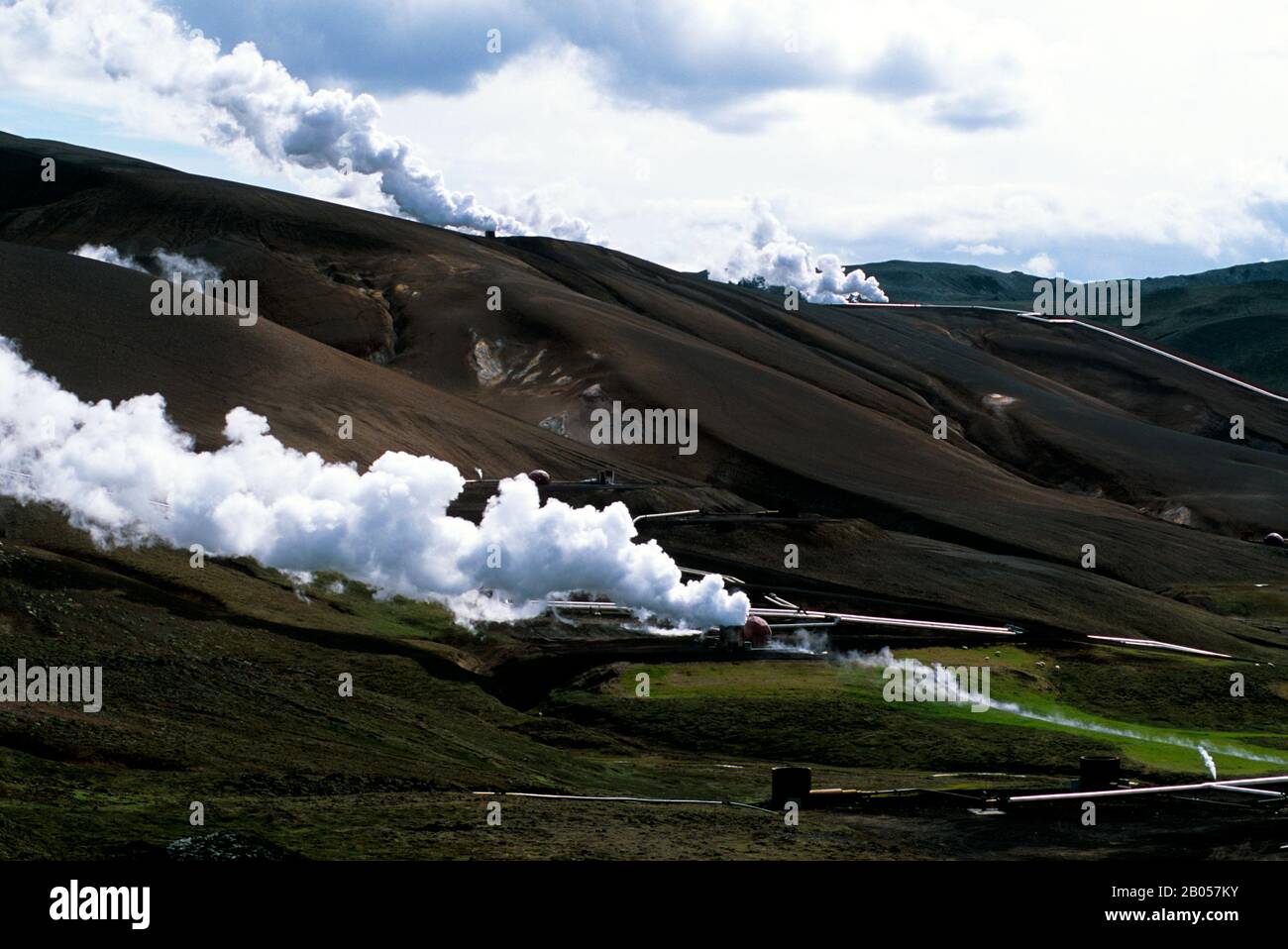 ISLANDE, RÉGION DU LAC MYVATN, RÉGION VOLCANIQUE DE NAMASKARD, CENTRALE GÉOTHERMIQUE KRAFLA, TUYAUX DE VAPEUR Banque D'Images