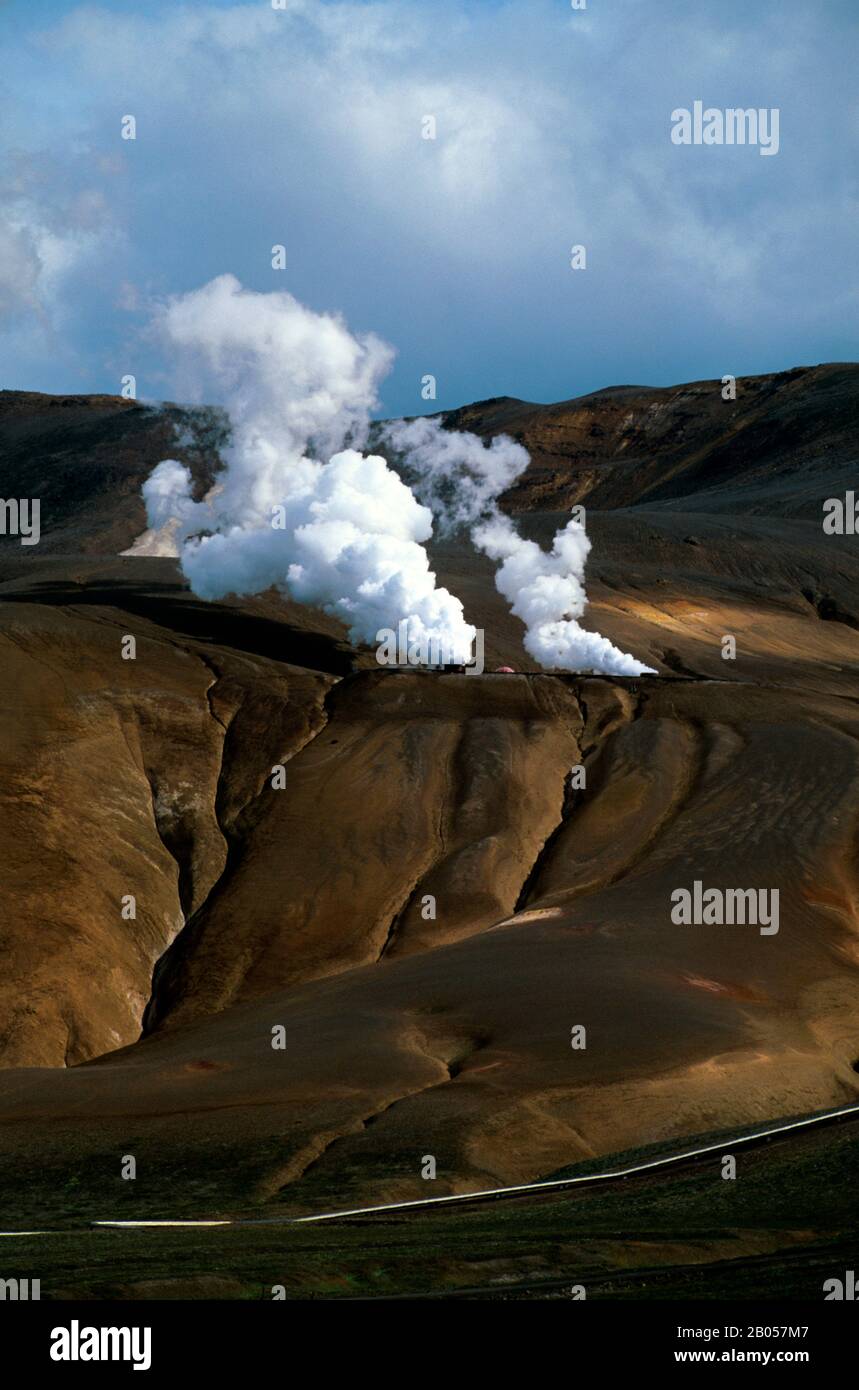 ISLANDE, RÉGION DU LAC MYVATN, RÉGION VOLCANIQUE DE NAMASKARD, CENTRALE GÉOTHERMIQUE KRAFLA, TUYAUX DE VAPEUR Banque D'Images