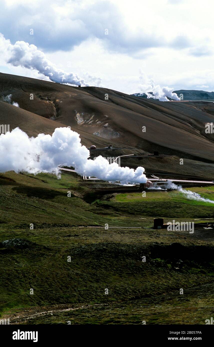 ISLANDE, RÉGION DU LAC MYVATN, RÉGION VOLCANIQUE DE NAMASKARD, CENTRALE GÉOTHERMIQUE KRAFLA, TUYAUX DE VAPEUR Banque D'Images
