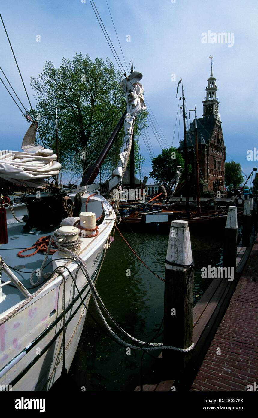 PAYS-BAS, HOLLANDE, HOORN, PORT AVEC DE VIEUX BATEAUX Banque D'Images